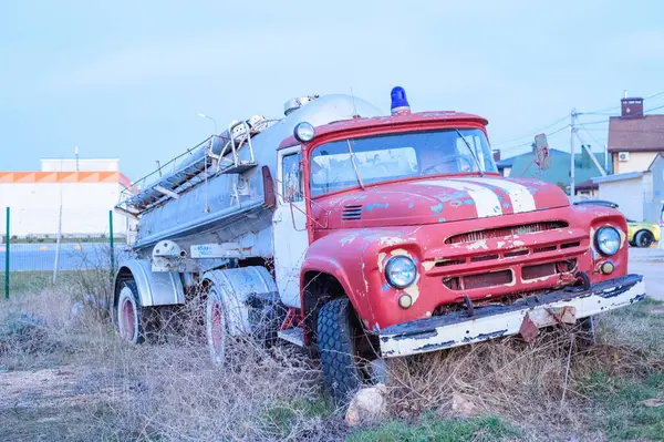 Eski itfaiye aracı yolda.