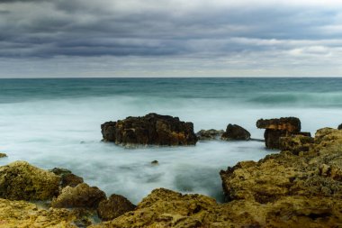 Kayalık sahillerin güzel deniz manzarası