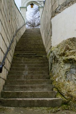 Eski kaleye giden merdivenler