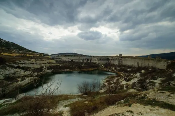 Kırım dağlarındaki dağ nehrinin manzarası..