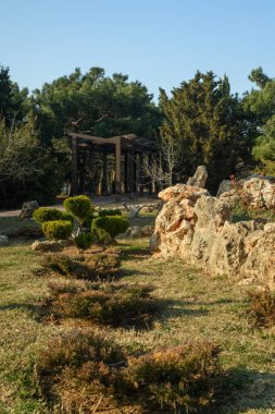 Büyük bir taş yapısı olan güzel bir park manzarası.