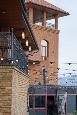 Geniş çatılı ve büyük metal lambalı büyük kırmızı tuğlalı bir çatı. yüksek kaliteli fotoğraf