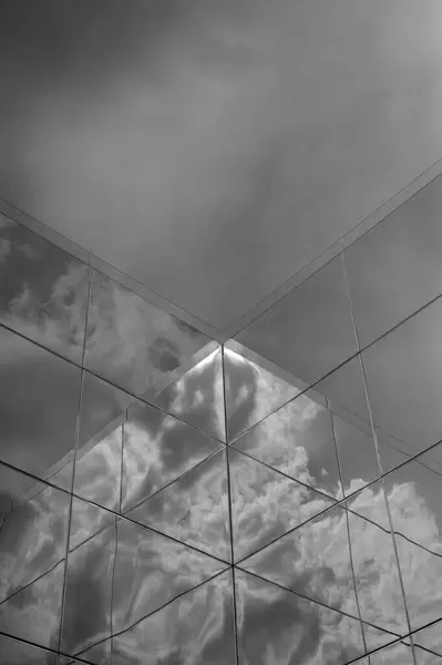 Modern binalarda cam ve modern mimarinin yansıması olan soyut mimari arka plan.