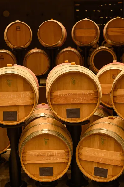 Şarap fıçıları üst üste