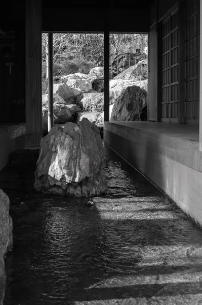 Çin şehrindeki eski ahşap köprü.