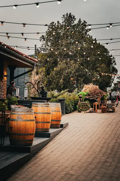 Bir şarap kadehinin dikey görüntüsü ve caddede tahta bir masa.