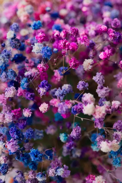 Renkli çiçek buketlerinin yakın plan çekimi.