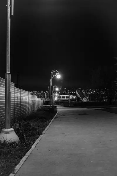 Şehirdeki sokak lambaları.