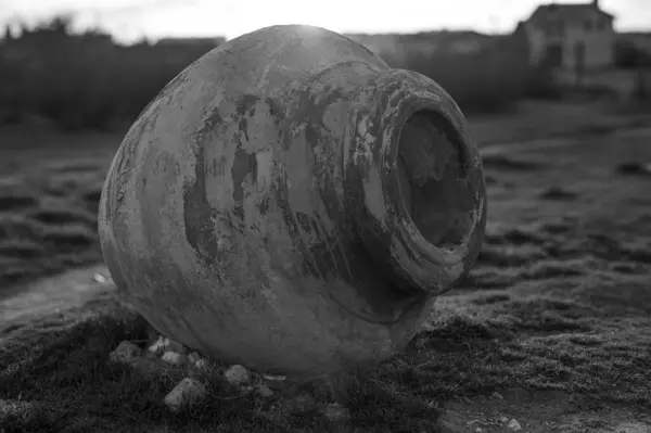 Eski paslı demir fıçı