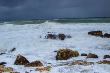 Akdeniz sahilinde fırtına