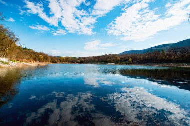 Dağlarda gölü olan güzel bir manzara.