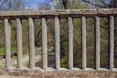Nehrin ortasındaki eski bir kalenin köprüsü.