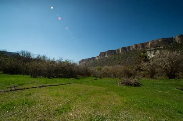 Dağın ve gökyüzünün manzarası