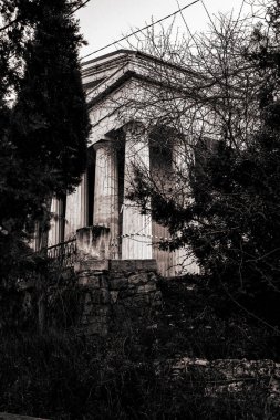 Şehirde terk edilmiş eski bir ev.