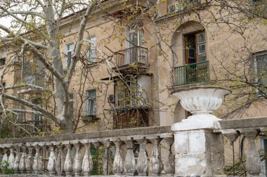 Çitleri olan eski taş bina.