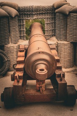 Eski kasabadaki askeri top.