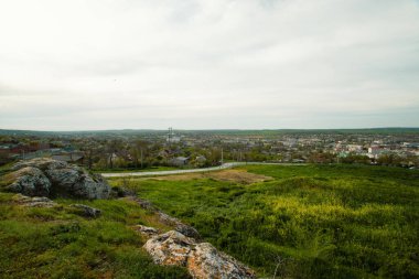 Köyde küçük bir şehir.
