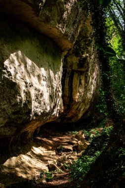 Mağaranın doğal taşı..