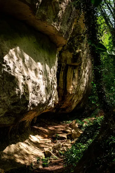 Mağaranın doğal taşı..