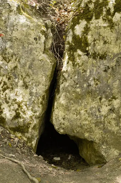 Yeraltında bir delik olan taş bir duvar, bir doku.