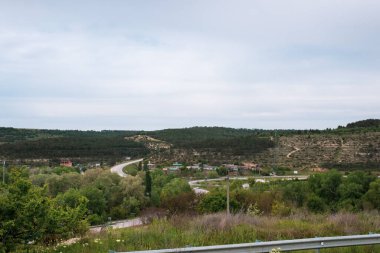 Dağlarda bir yolun güzel bir çekim