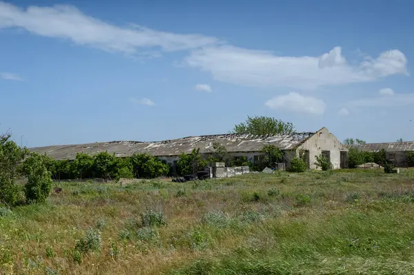 Kırsalda terk edilmiş bir ev.