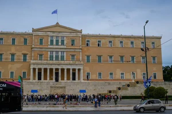 Atina, Yunanistan, 25 Ekim 27: Atina 'da parlamento binasının önünde yürüyen insanlar.