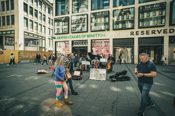 Londra, İngiltere - Haziran 216: Londra merkez caddesinde yürüyen insanlar