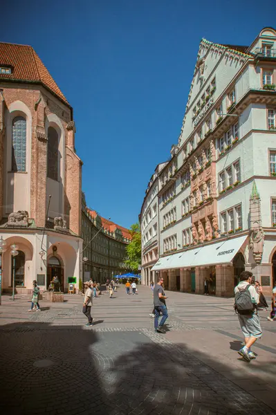 Prag şehrinin sokakları, güzel bir gün, eski binalar