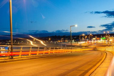 Gün batımında şehirde trafik