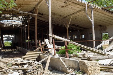 Şehirde terk edilmiş eski bir ev.