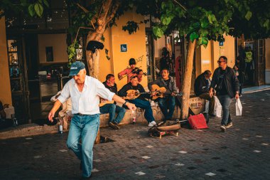 Tel Aviv, İsrail - Eylül 18, 2018: Tel Aviv 'deki eski şehir merkezinde insanlar oynuyor.,