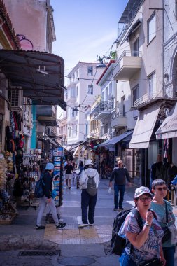 Atina, Yunanistan - 18 Eylül 1818: Manastır Mahallesi 'nde insanlar yürüyüş ve alışveriş yapıyor..