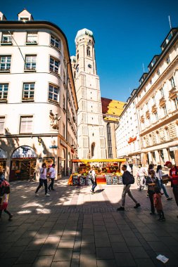 Zürih 'in merkezindeki eski Zürih şehrinin sokaklarında yürüyen insanlar..