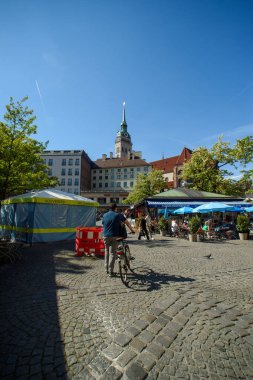 Münih, Almanya - 11 Haziran, 219: Münih 'te yürüyen turistler. Bavyera 'nın eski kasabası