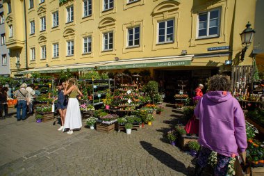 İnsanlar Tallinn 'in eski kasabasının sokaklarında yürüyorlar 13 Ağustos, 2019 Tallinn, Estonya.