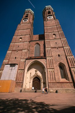Eski Gdansk şehrindeki kilise ve kilise