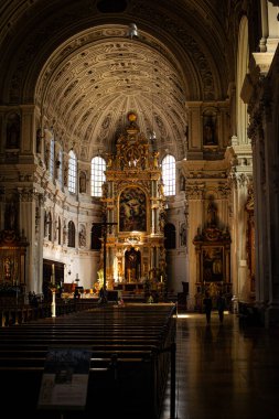 İç mekanın arka planında varsayım kilisesi.,