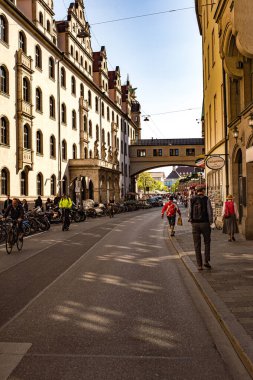 Münih, Almanya - 28 Ağustos 216: Münih, Almanya 'nın eski kesiminde yürüyen insanlar