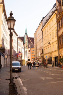 Münih, Almanya, Eylül 29, 22 18: Eski kasabada yürüyen insanlar.