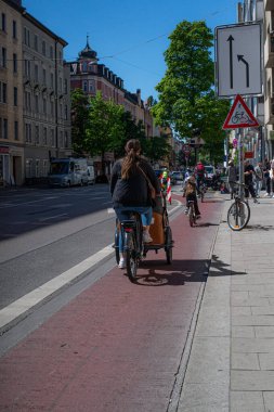 Kopenhag, Danimarka - Ağustos 18, 2019: Kopenhag sokaklarında bisiklet süren insanlar.