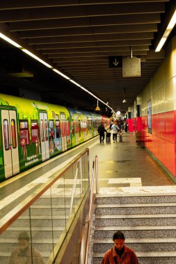 Berlin, Almanya - 10 Nisan, 22 Nisan. İnsanlar Berlin, Almanya 'da tren bekliyor.