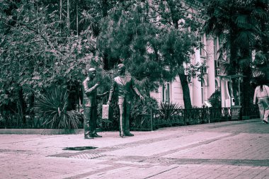 Tel Aviv havacılığı 10 Şubat 22. Kimliği belirsiz insanları kış öğleden sonra sokaklarda yürürken görüyoruz.