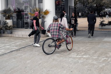 Şehirde yürüyen insanlar.