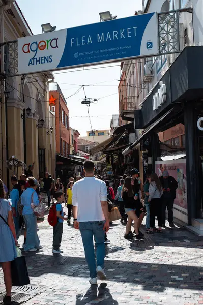 En kalabalık eyaletin başkenti olan eski şehrin caddesi.