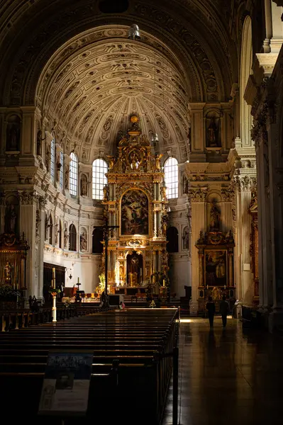 İç mekanın arka planında varsayım kilisesi.,