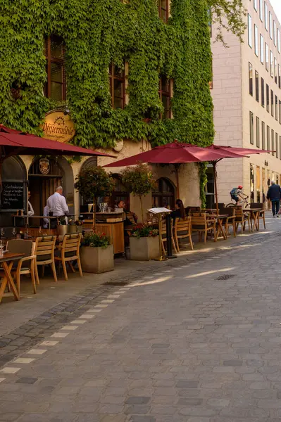 İsveç 'in eski Stockholm şehrinde bir sokak.