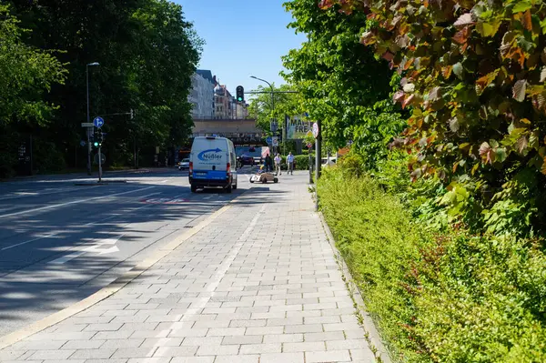 Şehir parkının sokak manzarası