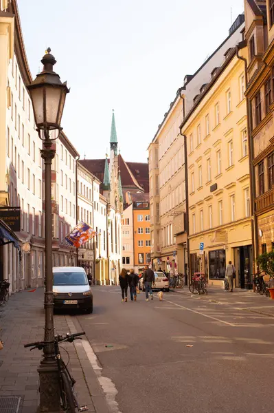 Münih, Almanya, Eylül 29, 22 18: Eski kasabada yürüyen insanlar.