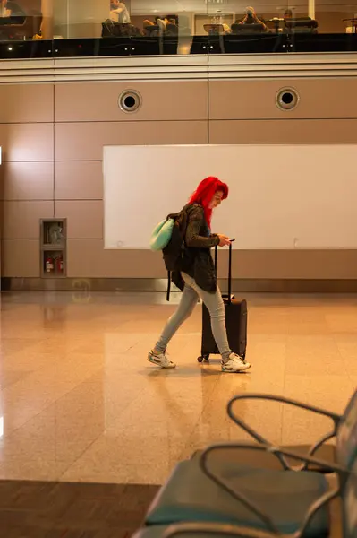 Havaalanında sırt çantalı bir kadın.